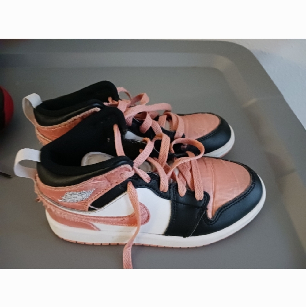 Kid's sneakers